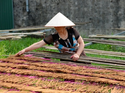 Make-incense-sticks-(