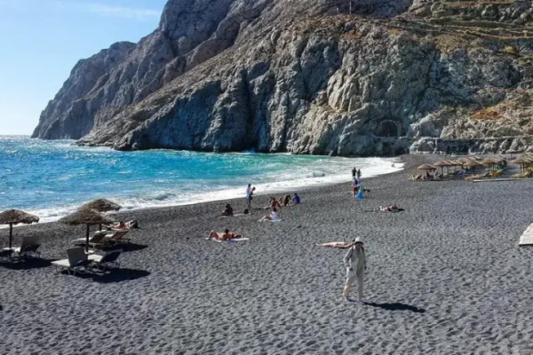 Kamari Beach: A Paradise of Seaside Adventures in Santorini