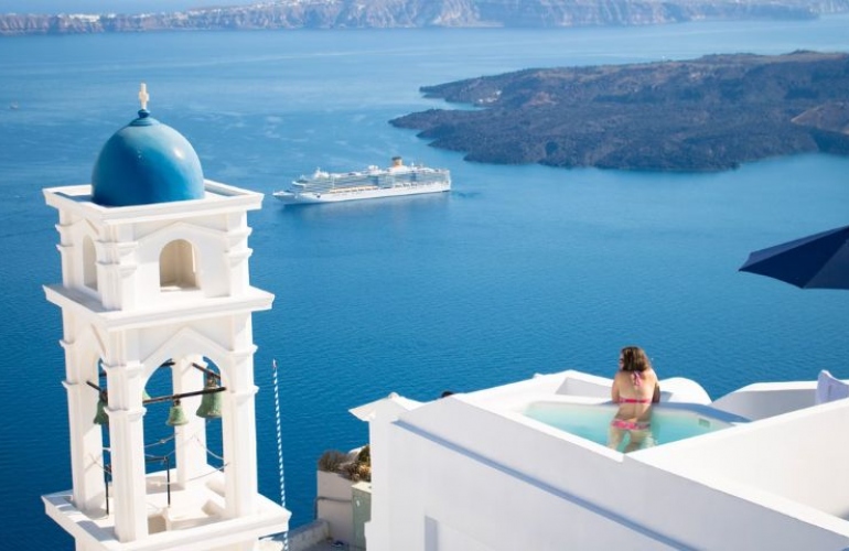 Experiencing Luxury Resorts and Hotels in Santorini - A Traveler's Paradise