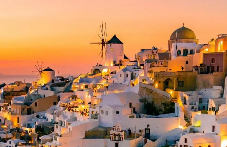 Embracing the Enchanting Sunset Beauty in Santorini: A Journey of Colorful Living