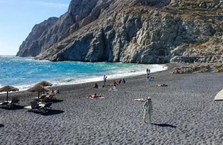 Kamari Beach: A Paradise of Seaside Adventures in Santorini